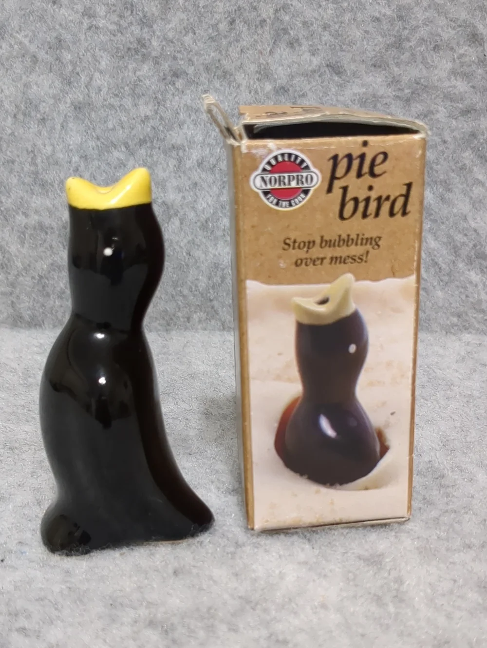 Vintage NORPRO Pie Bird Black Yellow Beak Pie Vent Classic Ceramic 4